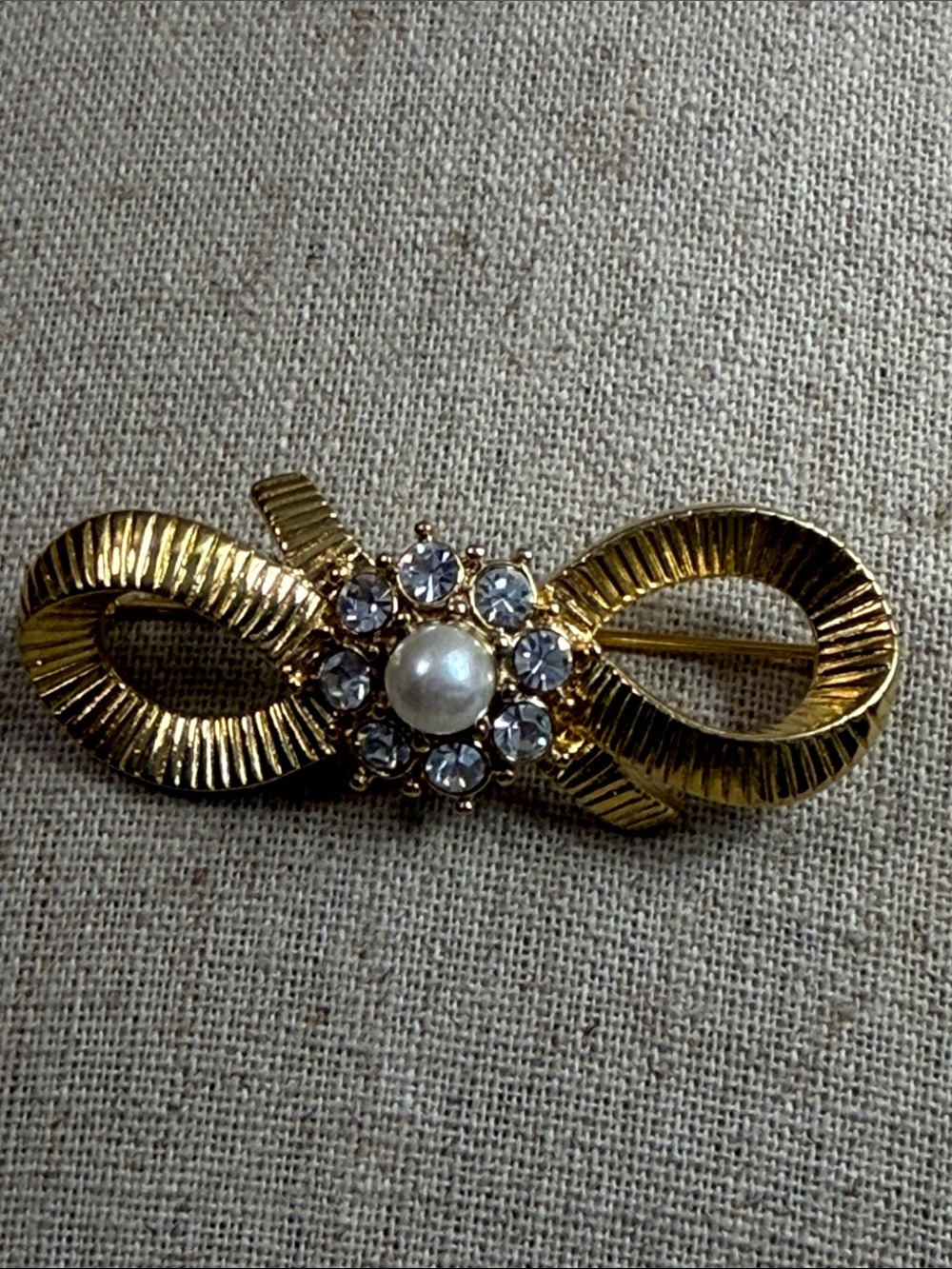 Fashion Jewelry Gold Ribbon Bow Brooch with Pearl and Clear Crystals